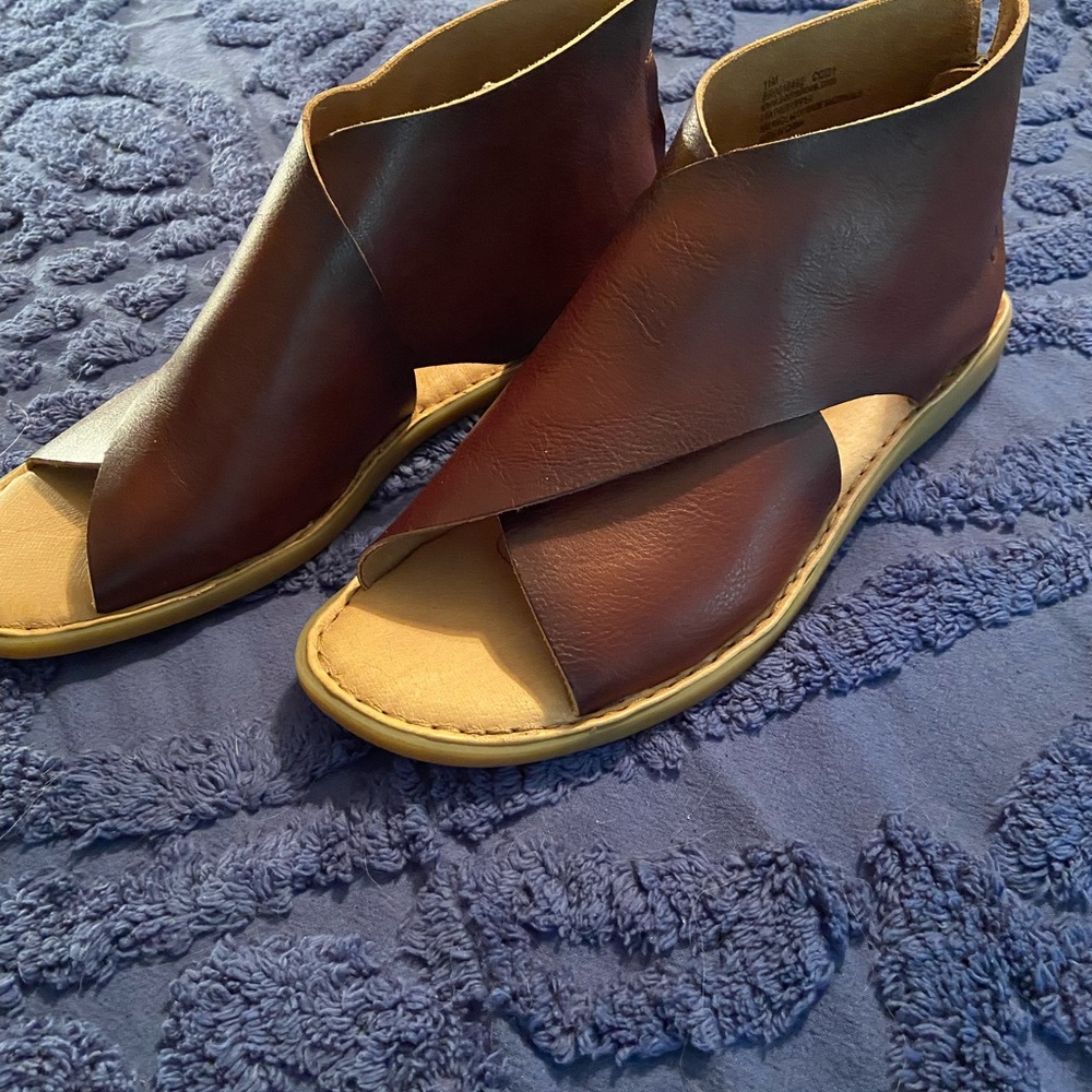 Born sandals